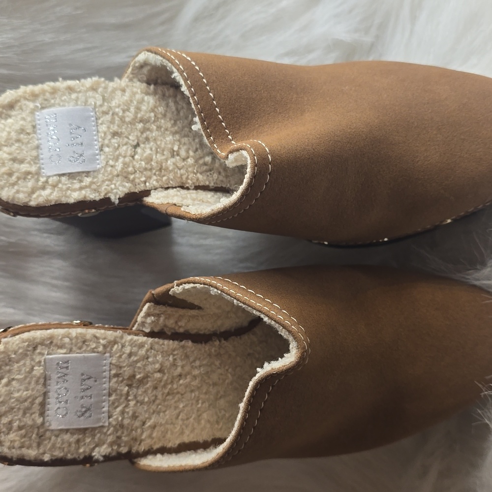 7.5 women Clogs like mew